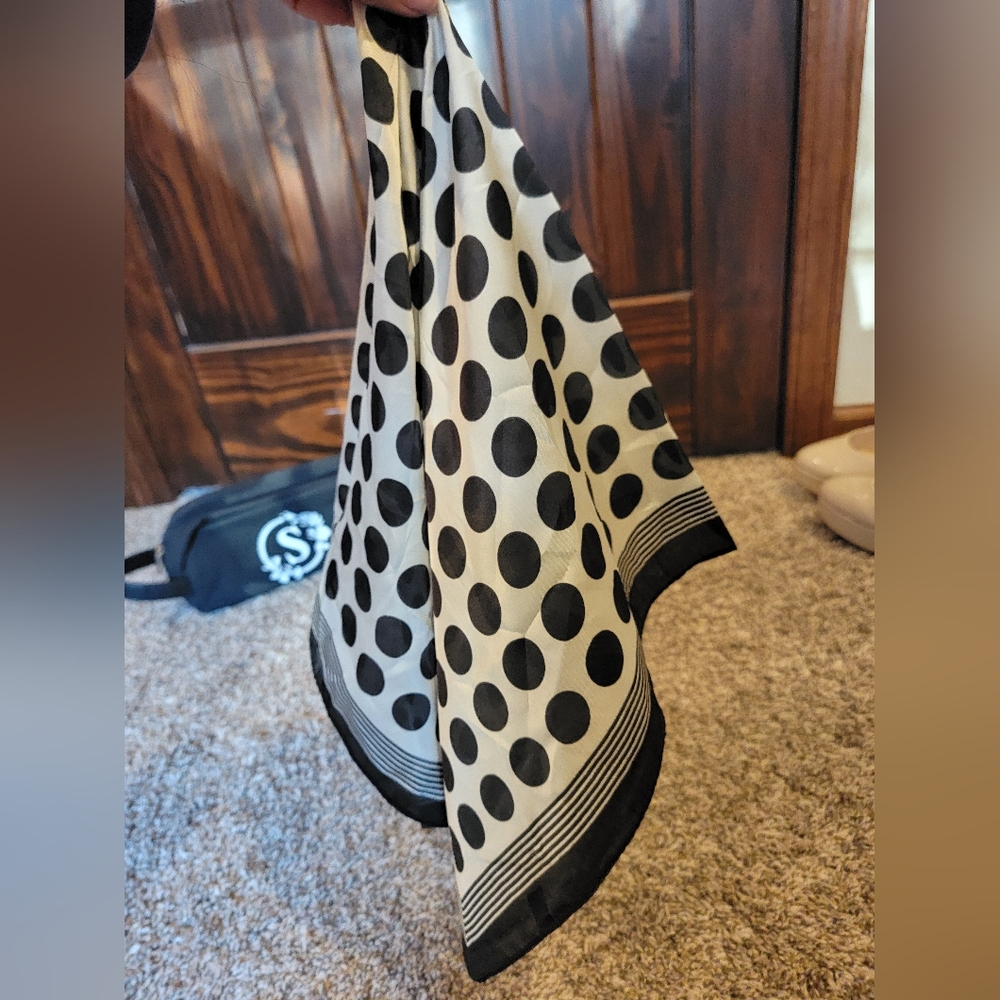 Black and white Silk Like scarf - Picture 9 of 10